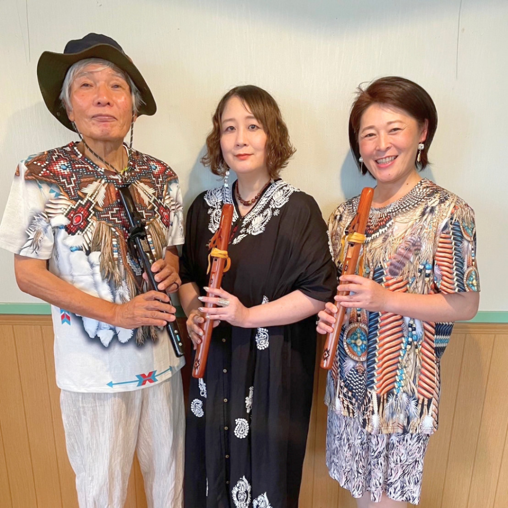 がんサバイバーグループ「キャンサーズ」のインディアンフルート演奏の写真